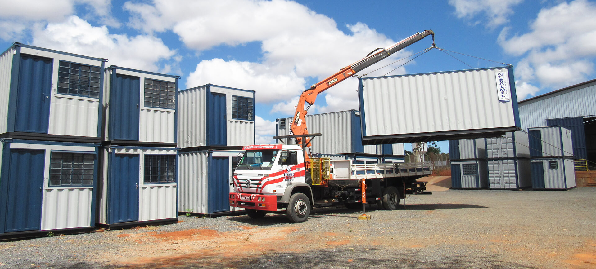 Caminhão Munck e Containers